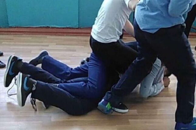 Gəncə məktəbində insident: Şagirdlər müəllimə xəsarət yetirdi