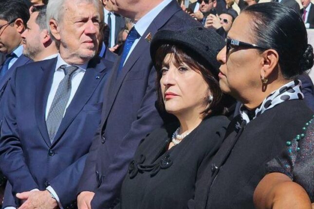 Sahibə Qafarova Papanın dəfnində – FOTOLAR