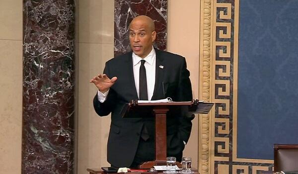 Amerikalı senator ardıcıl 25 saat çıxış edərək tarixə düşdü