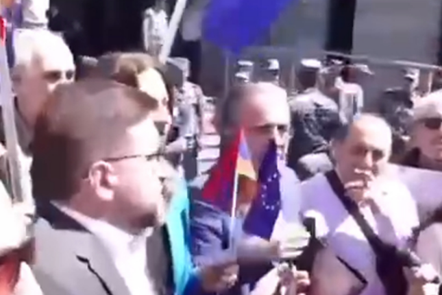 Lavrov İrəvana gəldi, aksiya başladı – VİDEO
