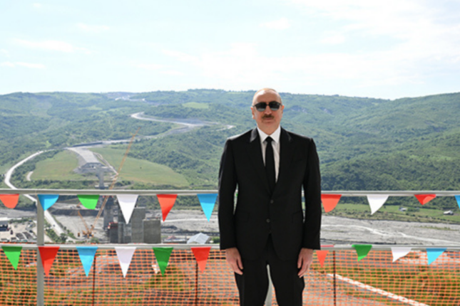 İlham Əliyev avtomobil yolundakı işlərlə tanış oldu – Fotolar