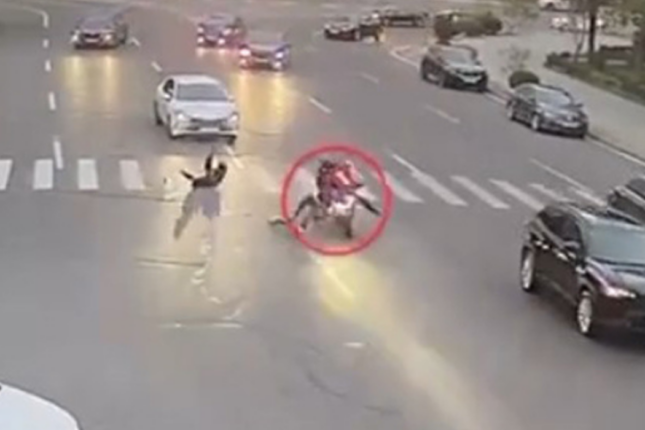 Bakının mərkəzində motosiklet piyadaları belə vurdu – Video