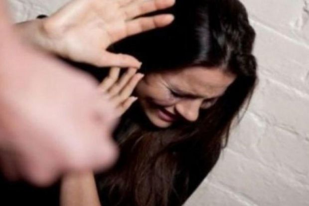 Kişi onunla rayona köçməkdən imtina edən arvadını döyüb evdən qovdu