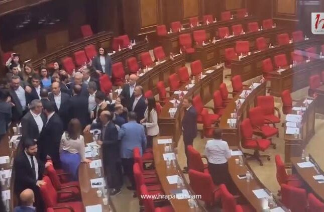Ermənistan parlamentində əlbəyaxa dava – VİDEO