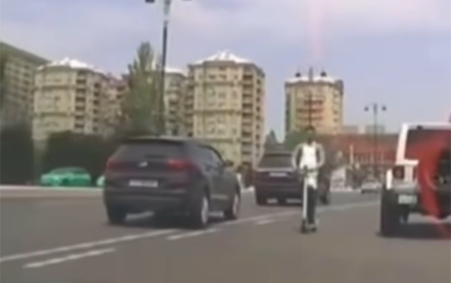 Skuter sürücüsü prospektdə təhlükə yaratdı – Video