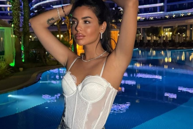 Ərindən boşanan Nagehan istirahətdə göz qamaşdırır – Foto
