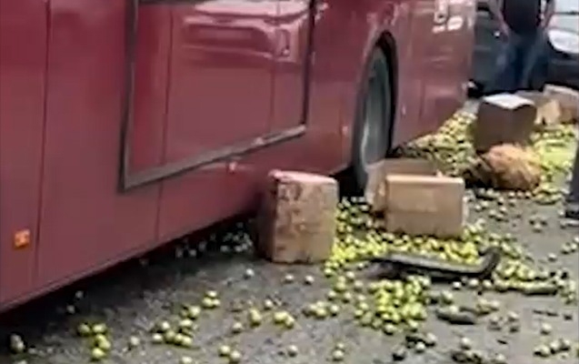 “BakuBus”un avtobusu “Ford”la toqquşdu, meyvələr yola dağıldı – VİDEO