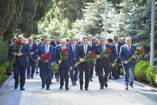 AZAL kollektivi Fəxri xiyabanı ziyarət edib
