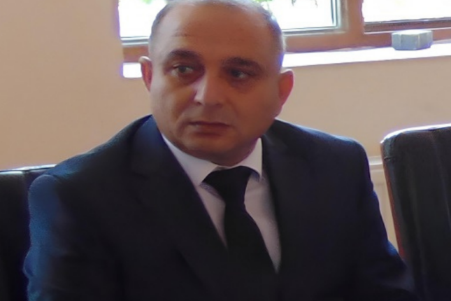 48 yaşlı məmur iş yerində öldü