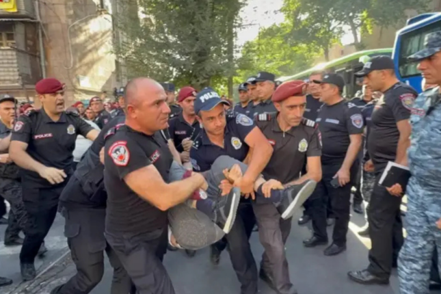 Ermənistanda arxiyepiskop Mikael Acapaxyanın 20-dən çox tərəfdarı saxlanılıb