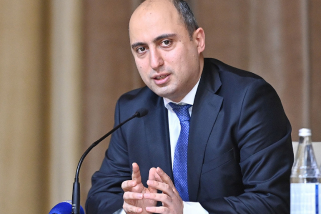 Kimya müəllimlərindən Emin Əmrullayevə etiraz – FOTO