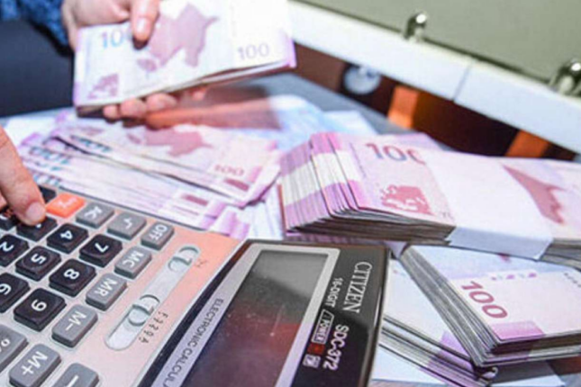 Azərbaycanda bu şəxlərin maaşı 1320 manat oldu