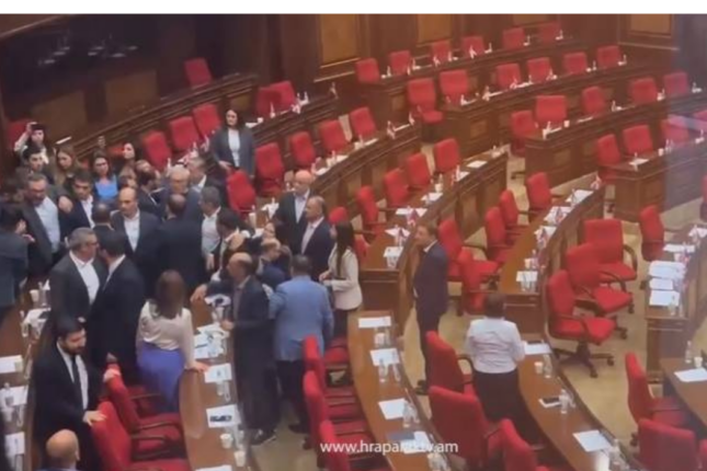 Ermənistan parlamentində deputatlar əlbəyaxa oldular – Video