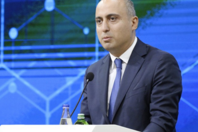 Müəllimdən Emin Əmrullayevlə bağlı SƏRT sözlər – “O heç nəyi həll edə bilmir”