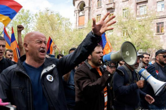 “Hraparak”: “Revanşistlər hakimiyyətə gəlsə, Bakının İrəvana müdaxiləsi qanuni olacaq”
