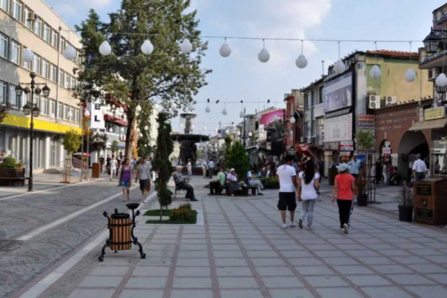 Çılpaq şəkildə küçəyə çıxıb qadına hücum etdi — FOTO