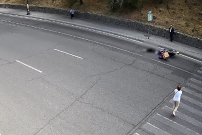 Bakıda moped piyadanı vurdu – VİDEO