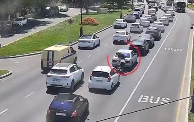 Motosikletçi maşının üstünə düşdü – Video