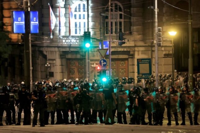 Serbiyada etiraz aksiyaları zamanı 6 polis əməkdaşı yaralanıb