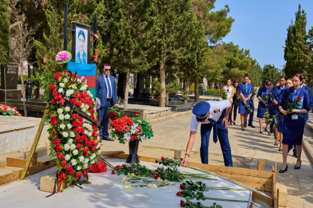AZAL rəhbərliyi və kollektivi Hökumə Əliyevanın məzarını ziyarət etdi – FOTO