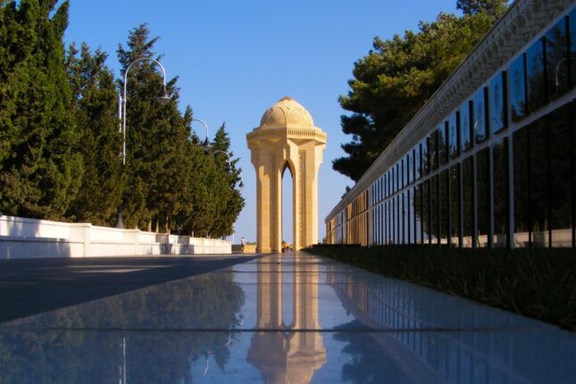 Şəhidlər xiyabanında çəkilişlərə məhdudiyyət və geyim qadağalarının tətbiqi təklif olunur