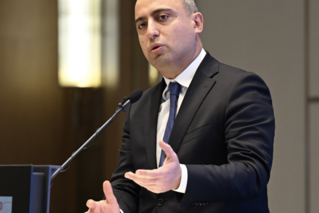 “Əmrullayev səhvlərindən dərs çıxarmır” – Dosent