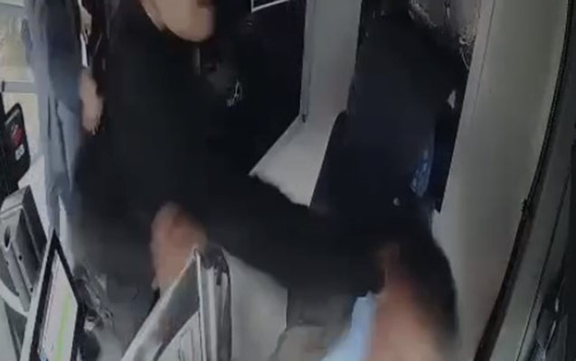Bakıda sərnişin avtobus sürücüsünü döydü – Video