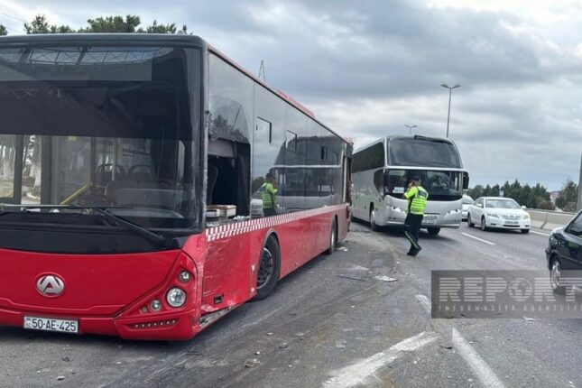 Bakı-Sumqayıt yolunda qəza – Yük maşını sərnişin avtobusuna çırpıldı