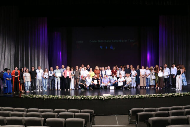 Gənc Tamaşaçılar Teatrında 98-ci teatr mövsümünün başlanması münasibətilə görüş keçirilib