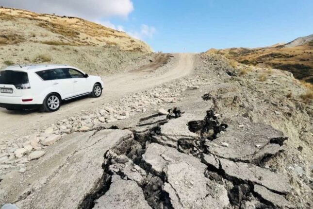 Torpaq sürüşməsi bu yolu yararsız hala saldı