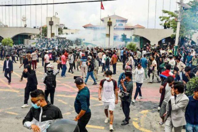 Nepalda etirazçılar prezidentin iqamətgahını yandırdı – VİDEO