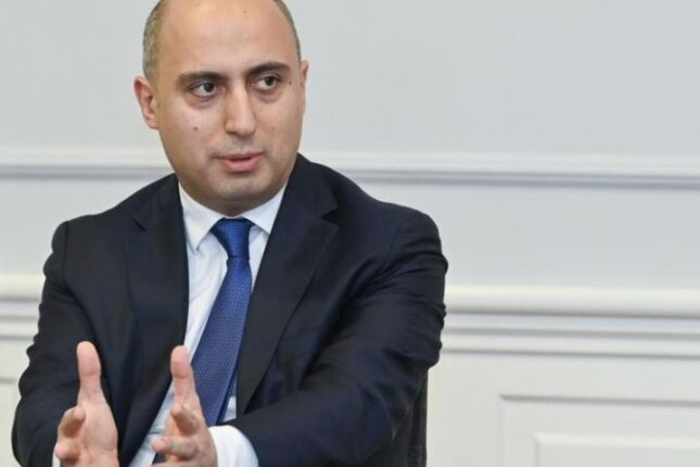“Orta məktəblərdə pul yığılması halları var” – Emin Əmrullayev
