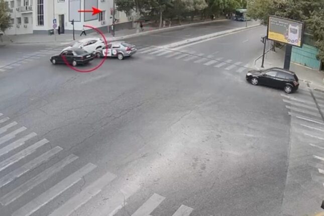 Bakıda “qırmızı”da keçən avtomobil qəzaya səbəb oldu – Anbaan görüntülər