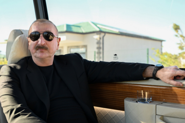 Prezident bu kəndləri gəzdi – Fotolar Prezident bu kəndləri gəzdi – Fotolar