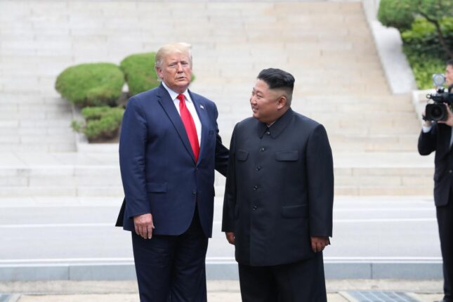 Tramp Kim Çen Inlə görüşə hazır olduğunu açıqlayıb Tramp Kim Çen Inlə görüşə hazır olduğunu açıqlayıb