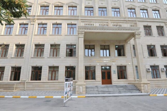 Valideynlə lisey rəhbərliyi arasında mübahisə böyüyür — ŞİKAYƏT Valideynlə lisey rəhbərliyi arasında mübahisə böyüyür — ŞİKAYƏT