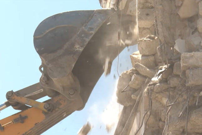 Tikinti şirkəti vətəndaşın evini yerlə bir edib – VİDEO Tikinti şirkəti vətəndaşın evini yerlə bir edib – VİDEO