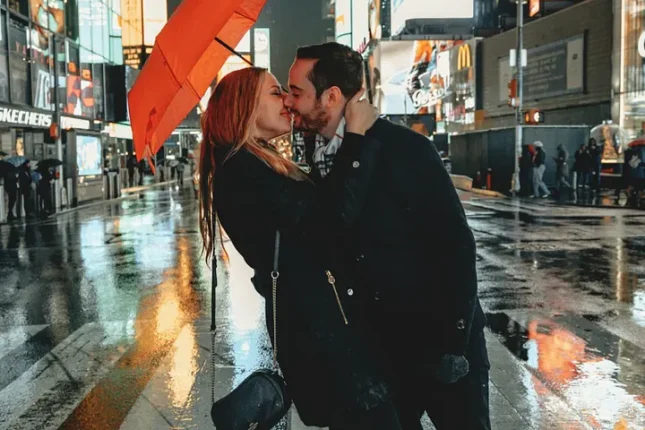 Həyat yoldaşınızın sizi artıq sevmədiyini göstərən 10 əlamət Həyat yoldaşınızın sizi artıq sevmədiyini göstərən 10 əlamət