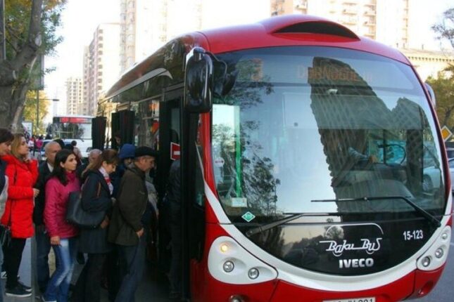 “Bakubus” sürücüsü sərnişinlərin başına oyun açdı: yaşlı qadının halı PİSLƏŞDİ – VİDEO
