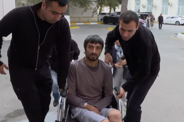 “Xəstəxana 3 aydır əlil arabasında olan qardaşımı qəbul etmir” – Video “Xəstəxana 3 aydır əlil arabasında olan qardaşımı qəbul etmir” – Video