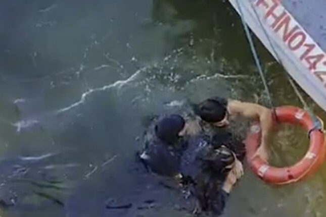 Bulvarda dənizə düşən gənclər xilas edildi – Video Bulvarda dənizə düşən gənclər xilas edildi – Video