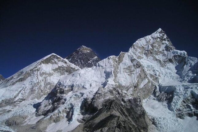 Alimlər Everestdən 100 dəfə böyük yeraltı dağları kəşf ediblər Alimlər Everestdən 100 dəfə böyük yeraltı dağları kəşf ediblər