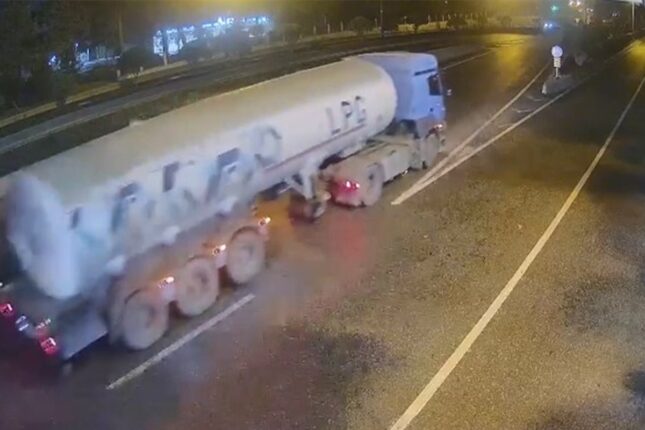 Sumqayıt yolunu bağlayan qəzanın görüntüləri yayıldı – VİDEO