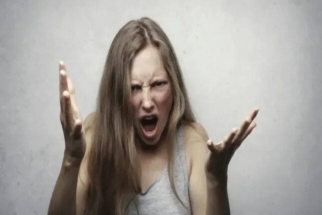 BÜRCLƏRİN amansız qadınları – Qəzəblənəndə qorxulu olurlar BÜRCLƏRİN amansız qadınları – Qəzəblənəndə qorxulu olurlar