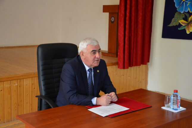 İcra başçısı işçilərini sınağa çəkir