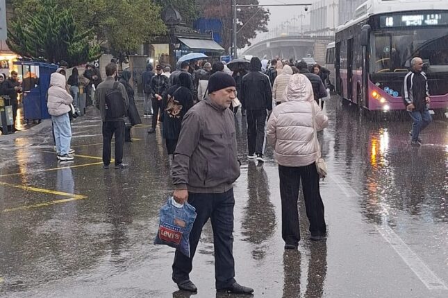 Bu ərazidə dayanacaq yox, hamilə qadınlar, qocalar su içində – FOTOLAR Bu ərazidə dayanacaq yox, hamilə qadınlar, qocalar su içində – FOTOLAR