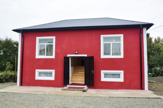 Ərkivanda sevinc dolu gün – evi yanan ailəyə yeni ev hədiyyə edildi-VİDEO Ərkivanda sevinc dolu gün – evi yanan ailəyə yeni ev hədiyyə edildi-VİDEO