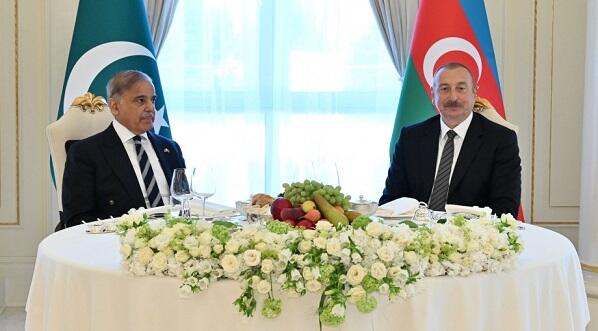 İlham Əliyev və Şahbaz Şərif birgə nahar etdi İlham Əliyev və Şahbaz Şərif birgə nahar etdi