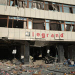 qazsizmadan-partlayan-plazanin-qarisindaki-yolu-aayda-cekirmis