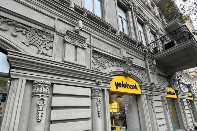 Mərkəzdə TƏHLÜKƏ… Tarixi binaya faciəyə səbəb olan üzlük vuruldu – Foto Mərkəzdə TƏHLÜKƏ… Tarixi binaya faciəyə səbəb olan üzlük vuruldu – Foto